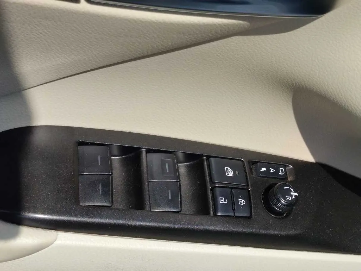 Car image 27