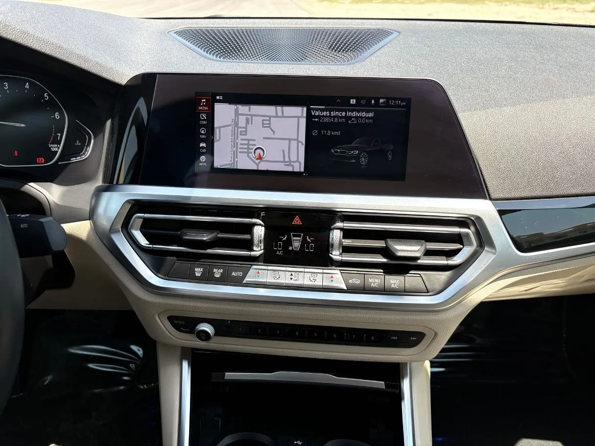 Car image 21