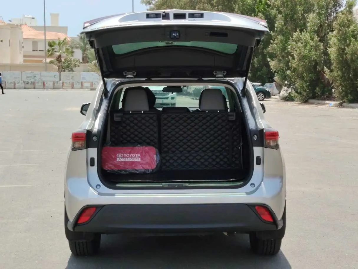 Car image 24