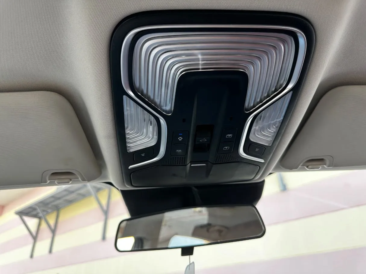 Car image 24