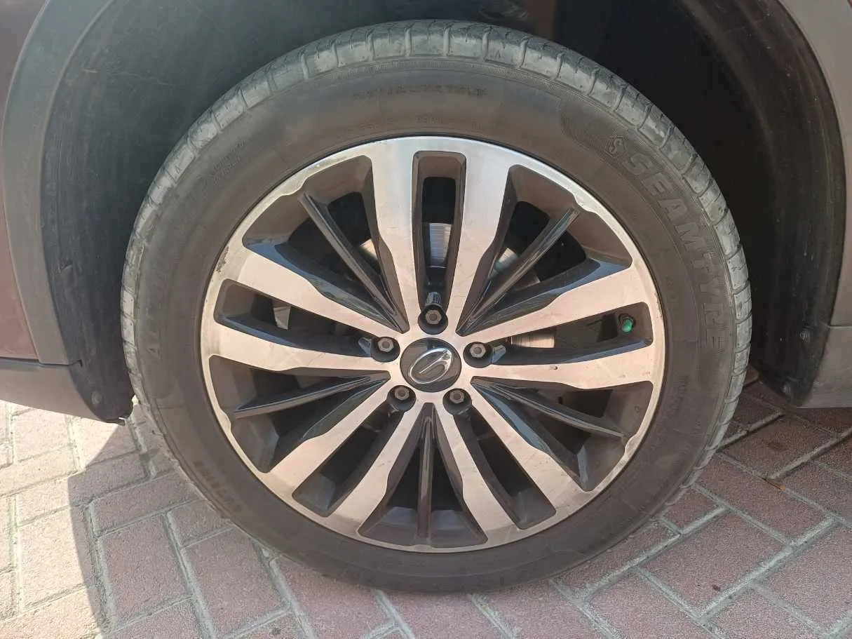Car image 9