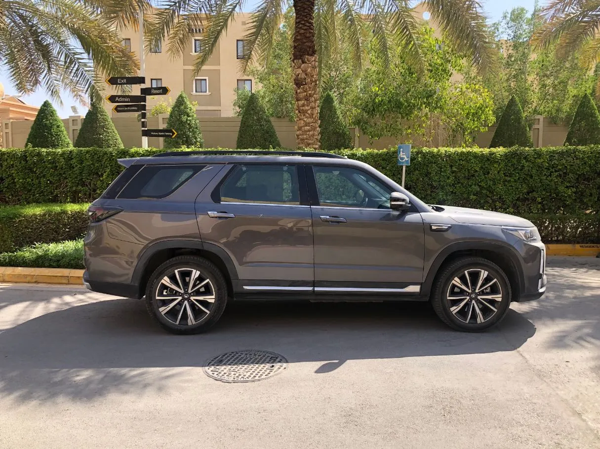 Car image 4