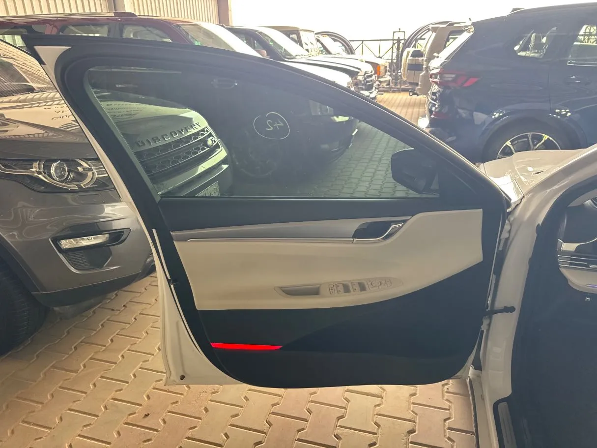 Car image 9