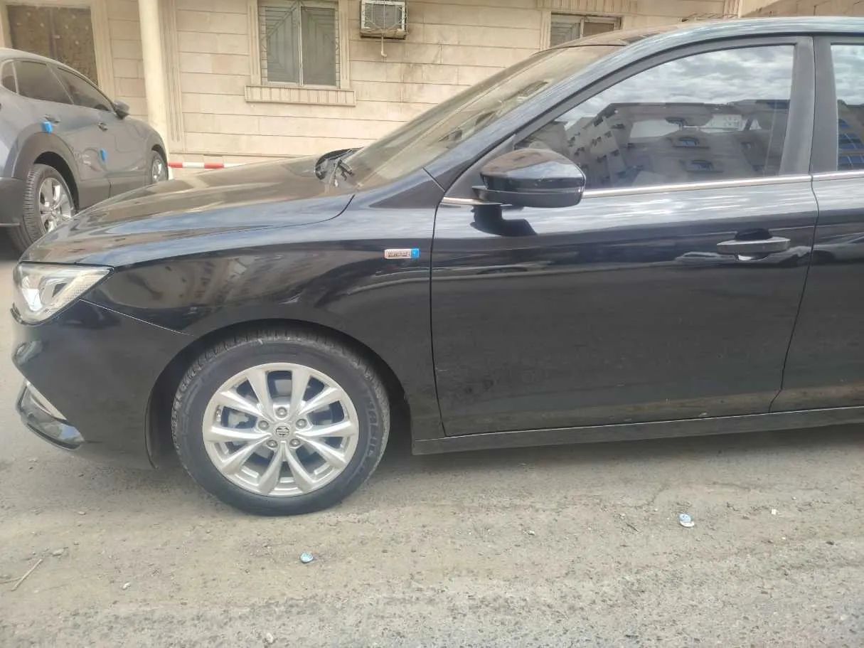 Car image 10