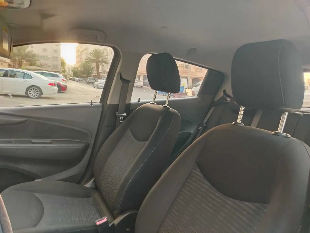 Car image 14