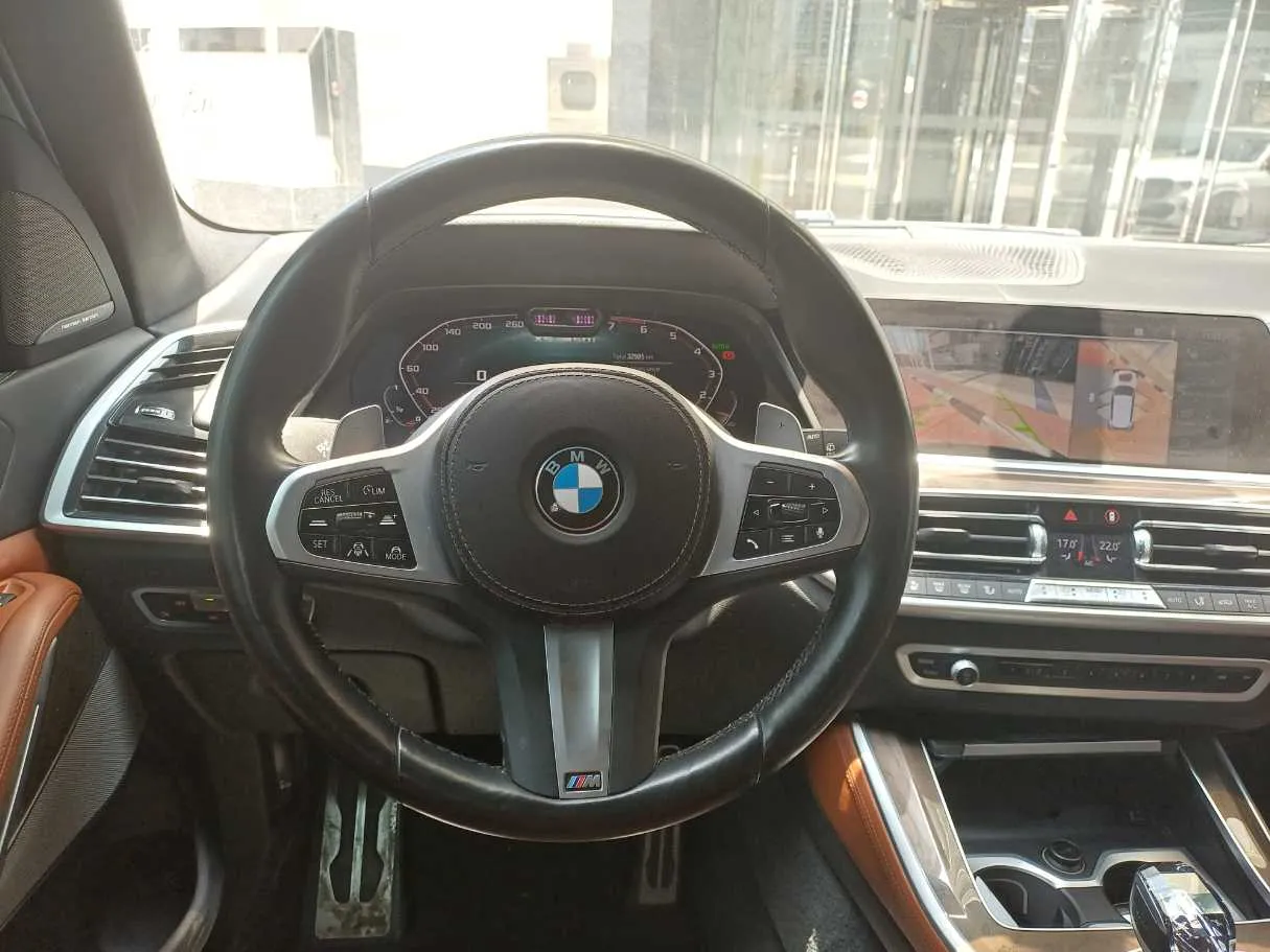 Car image 16