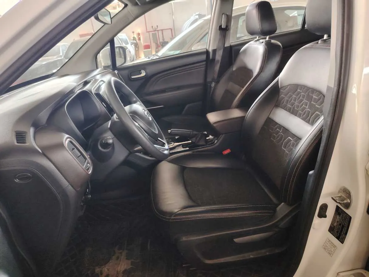 Car image 13