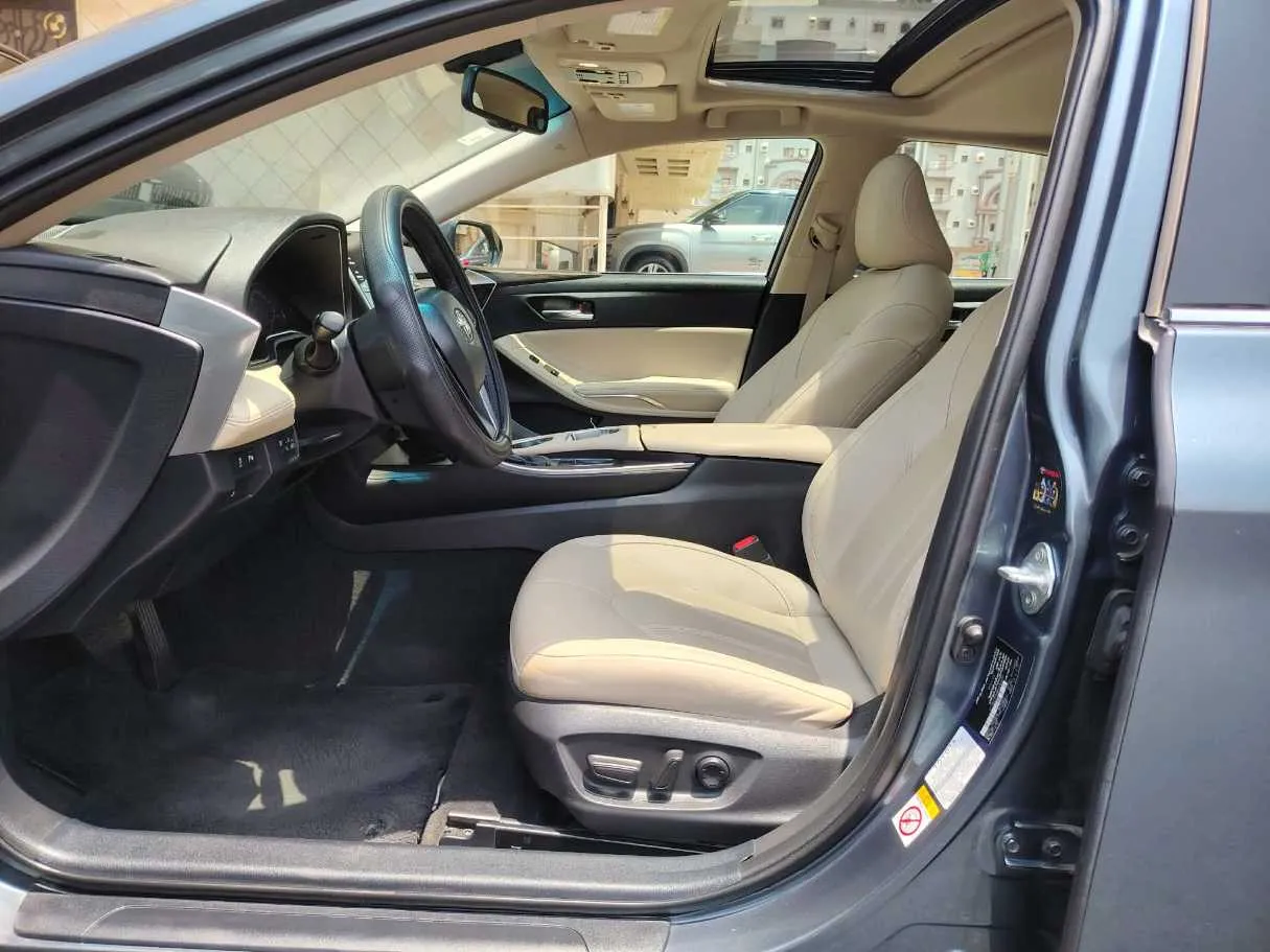 Car image 14