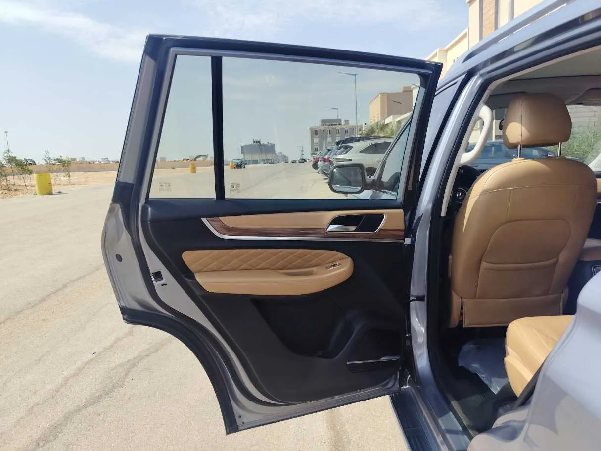 Car image 15