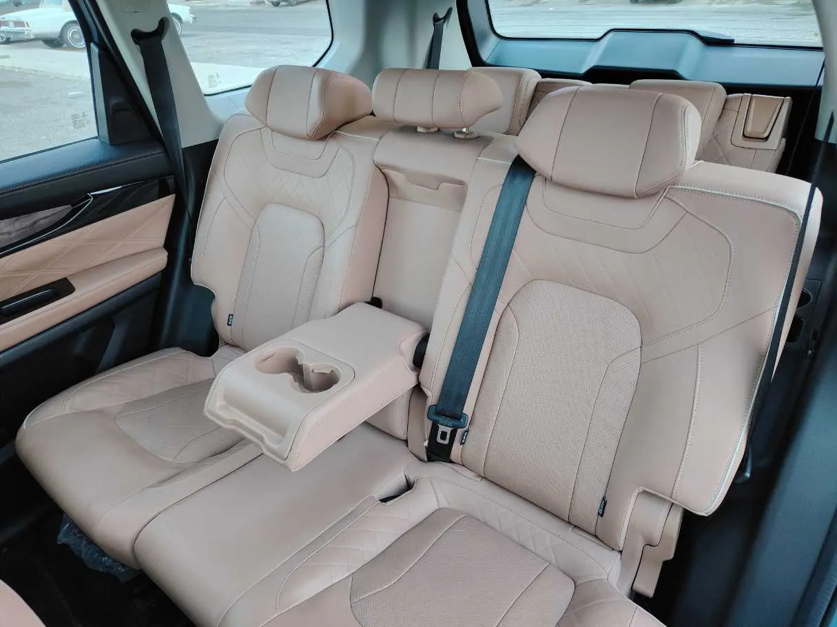 Car image 19