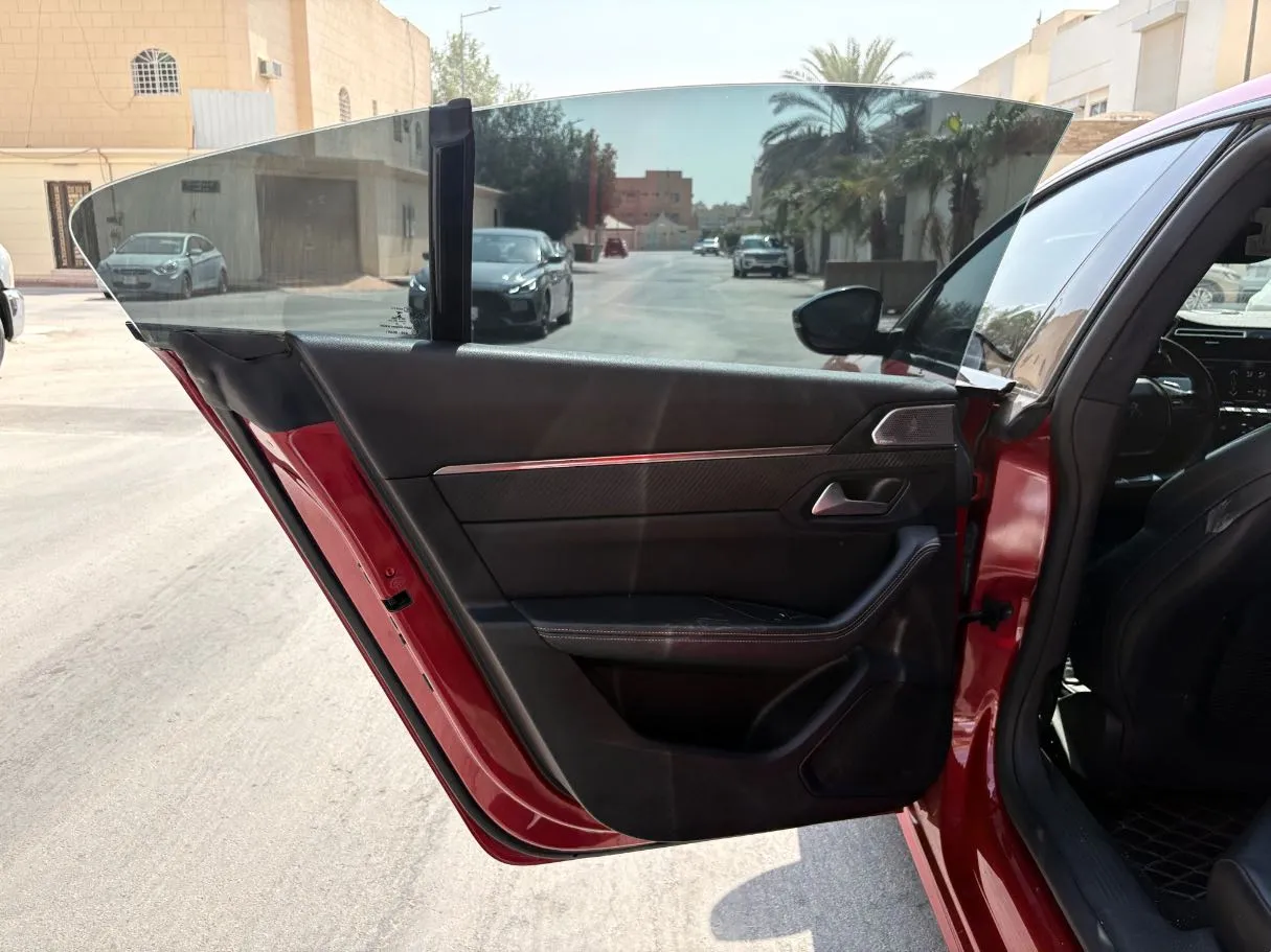 Car image 14