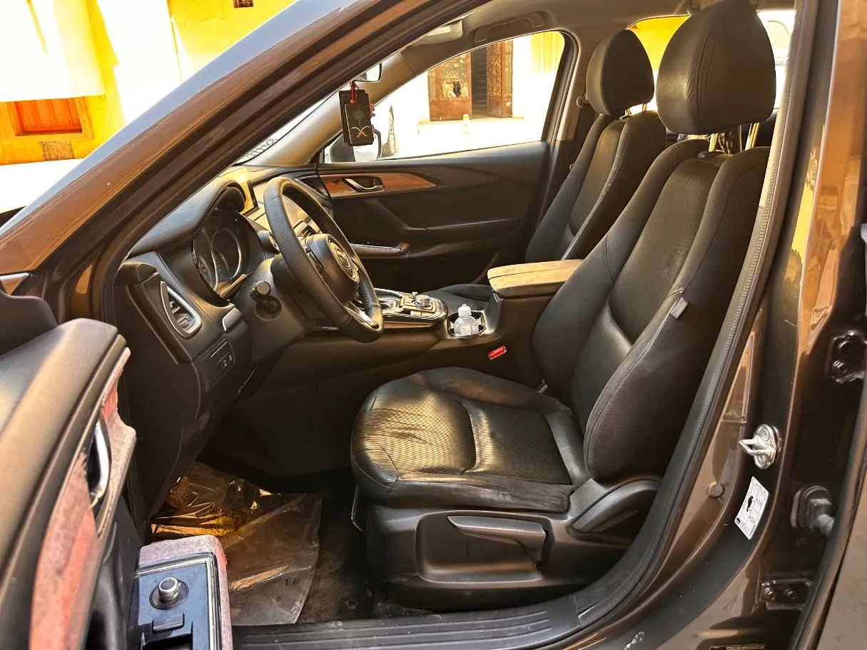 Car image 12