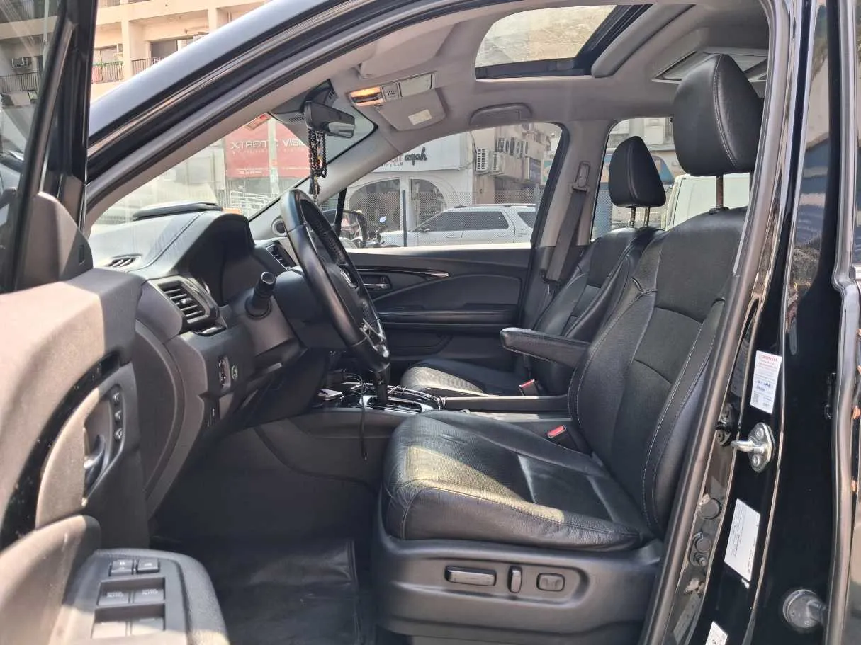 Car image 12