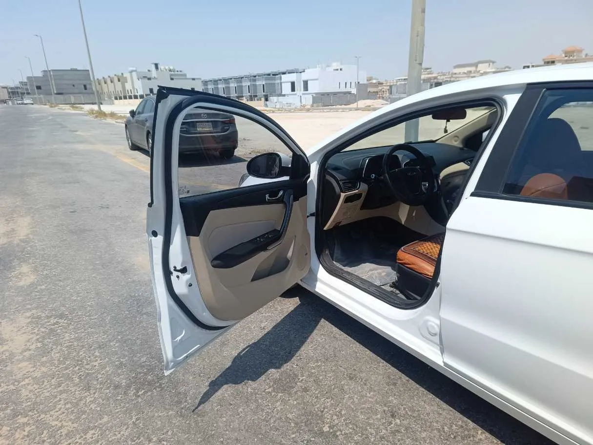 Car image 11