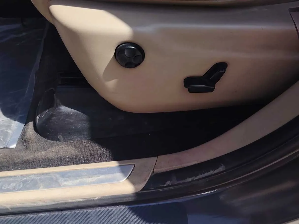 Car image 32