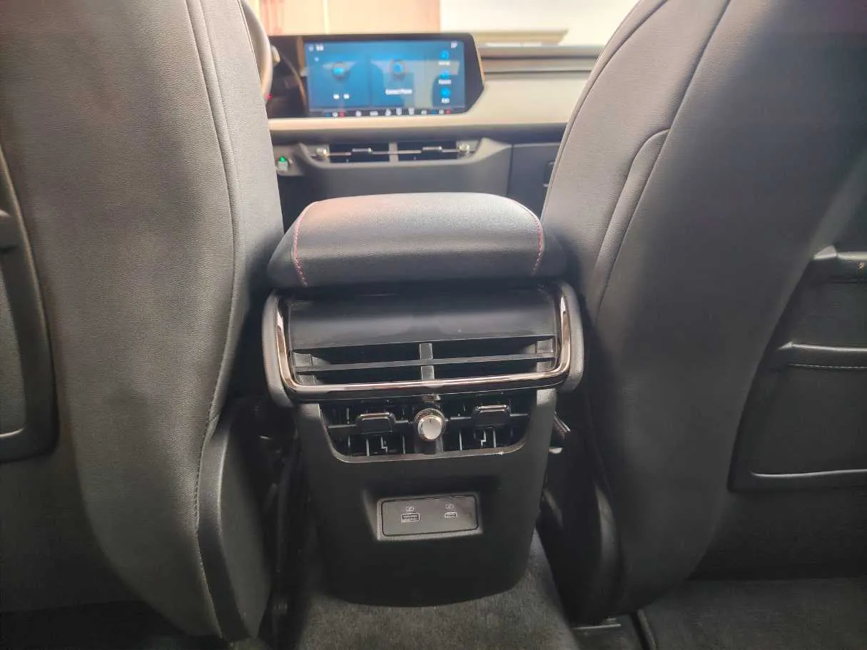 Car image 27