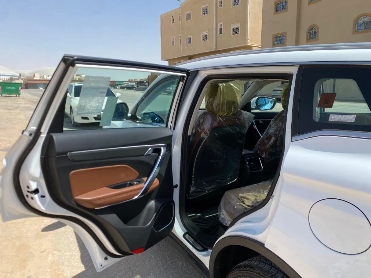 Car image 12