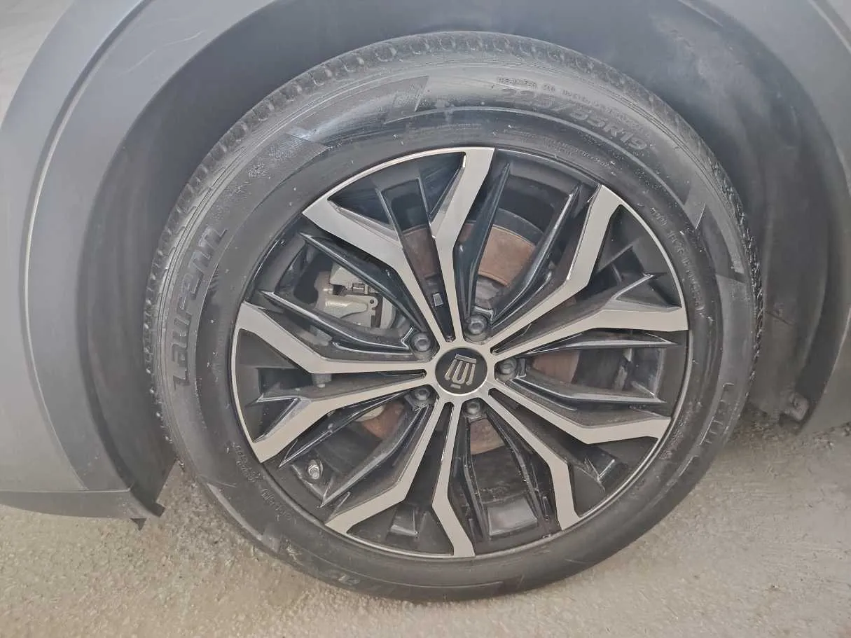 Car image 10
