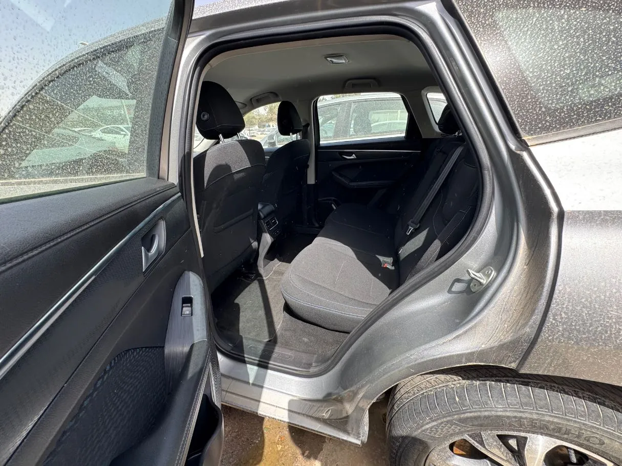 Car image 14