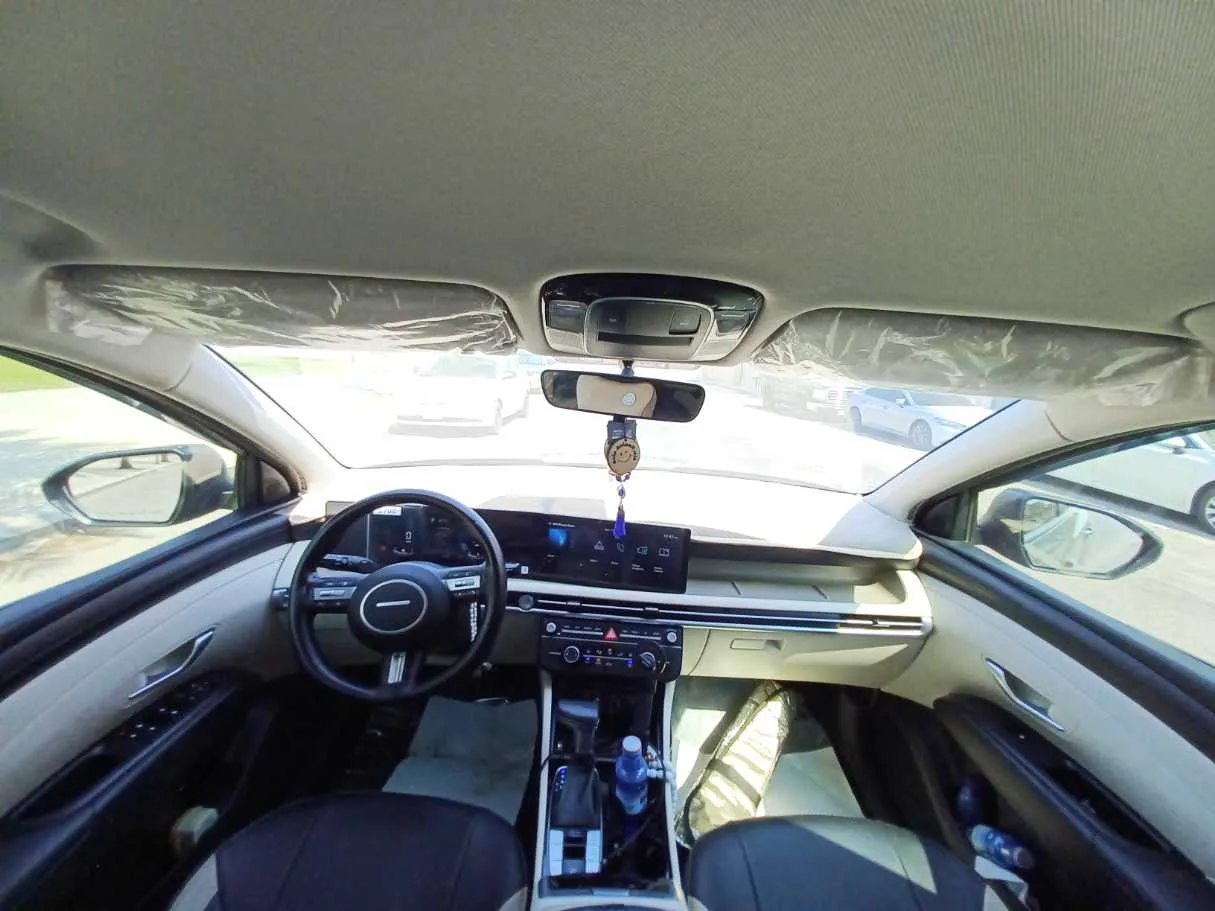 Car image 12