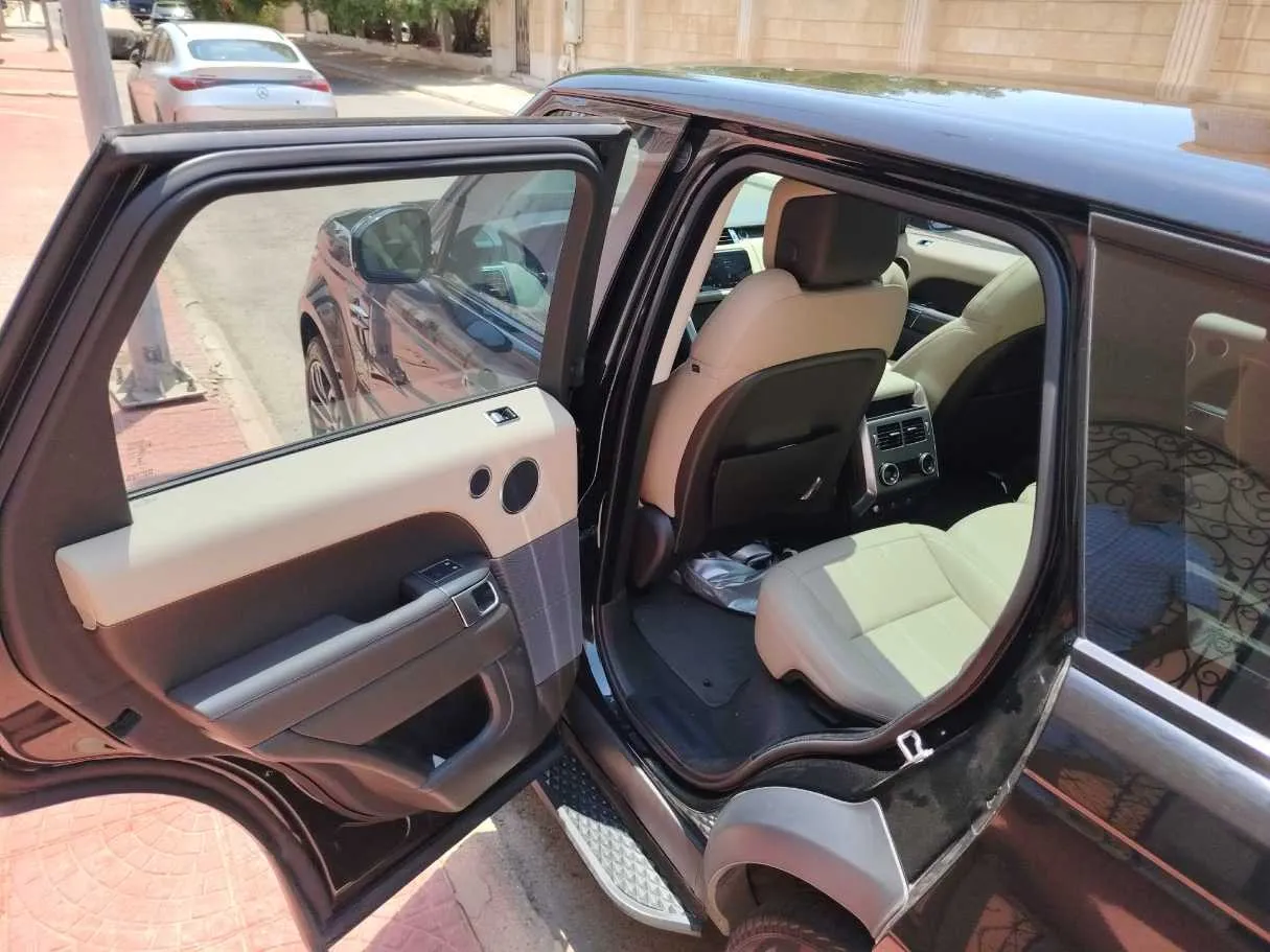Car image 18