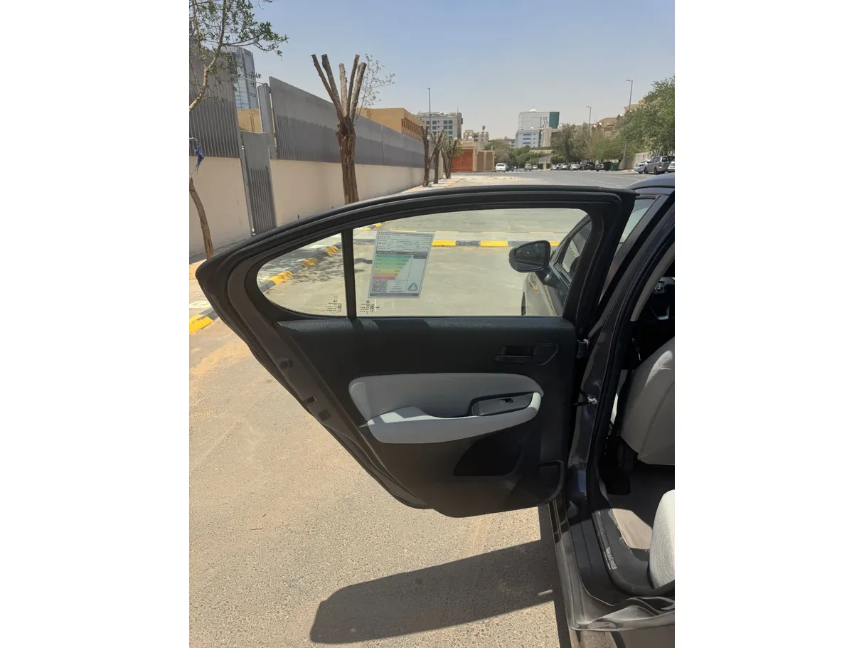 Car image 12
