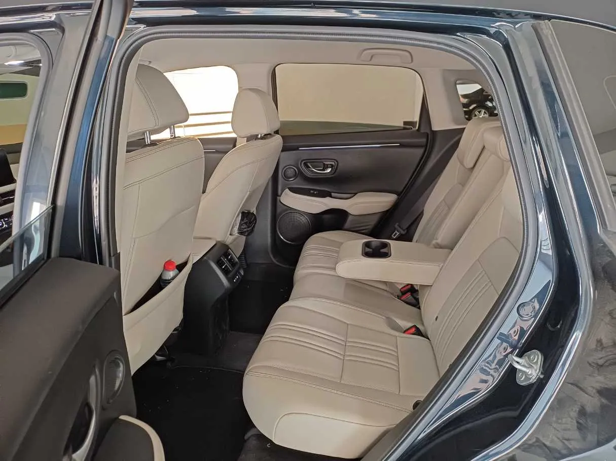 Car image 13