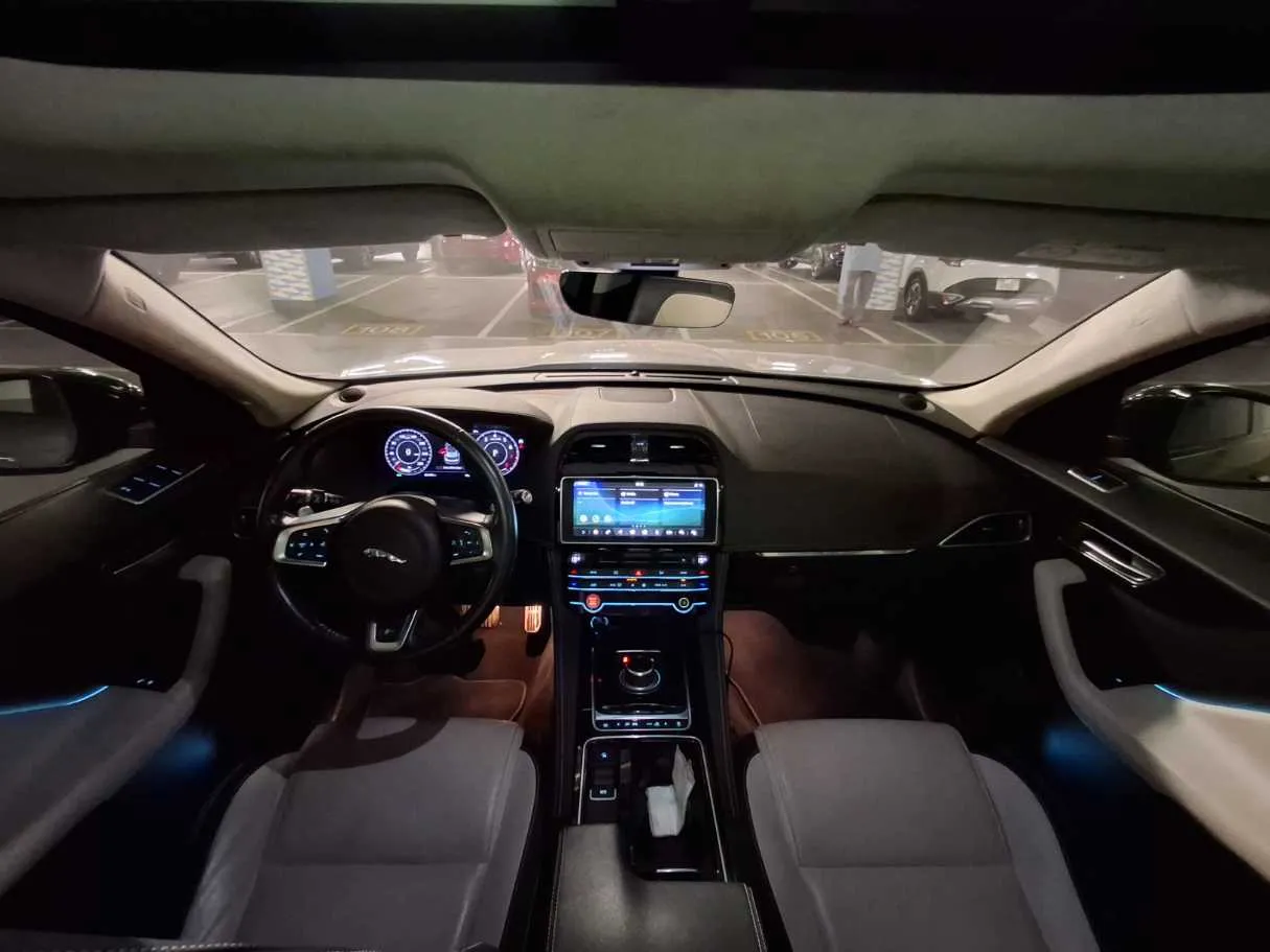 Car image 14