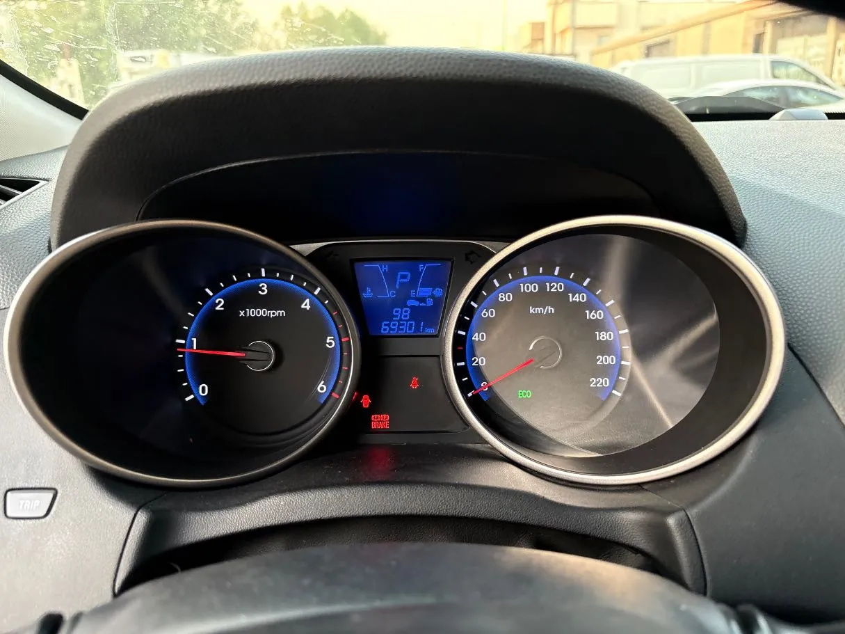 Car image 24