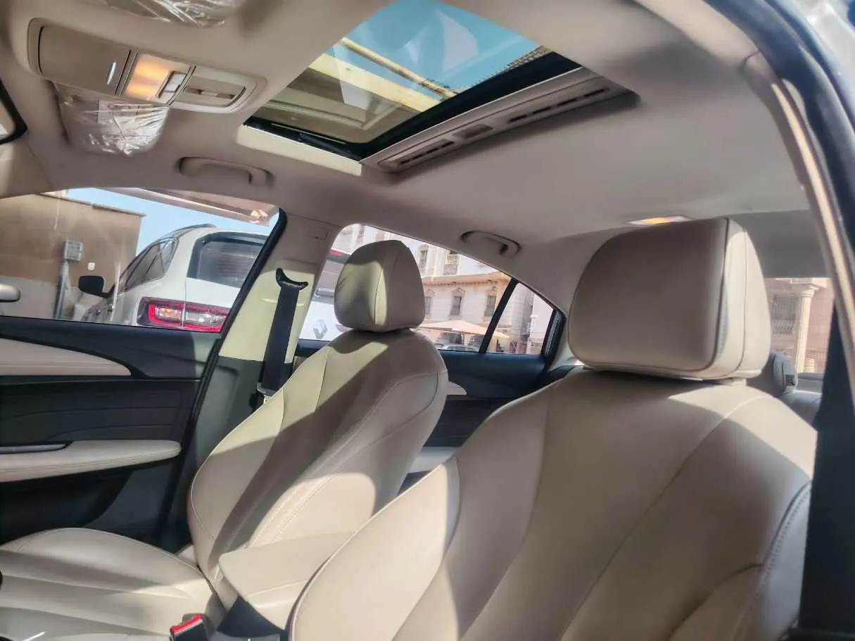 Car image 14