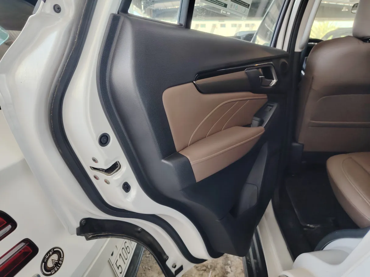 Car image 18
