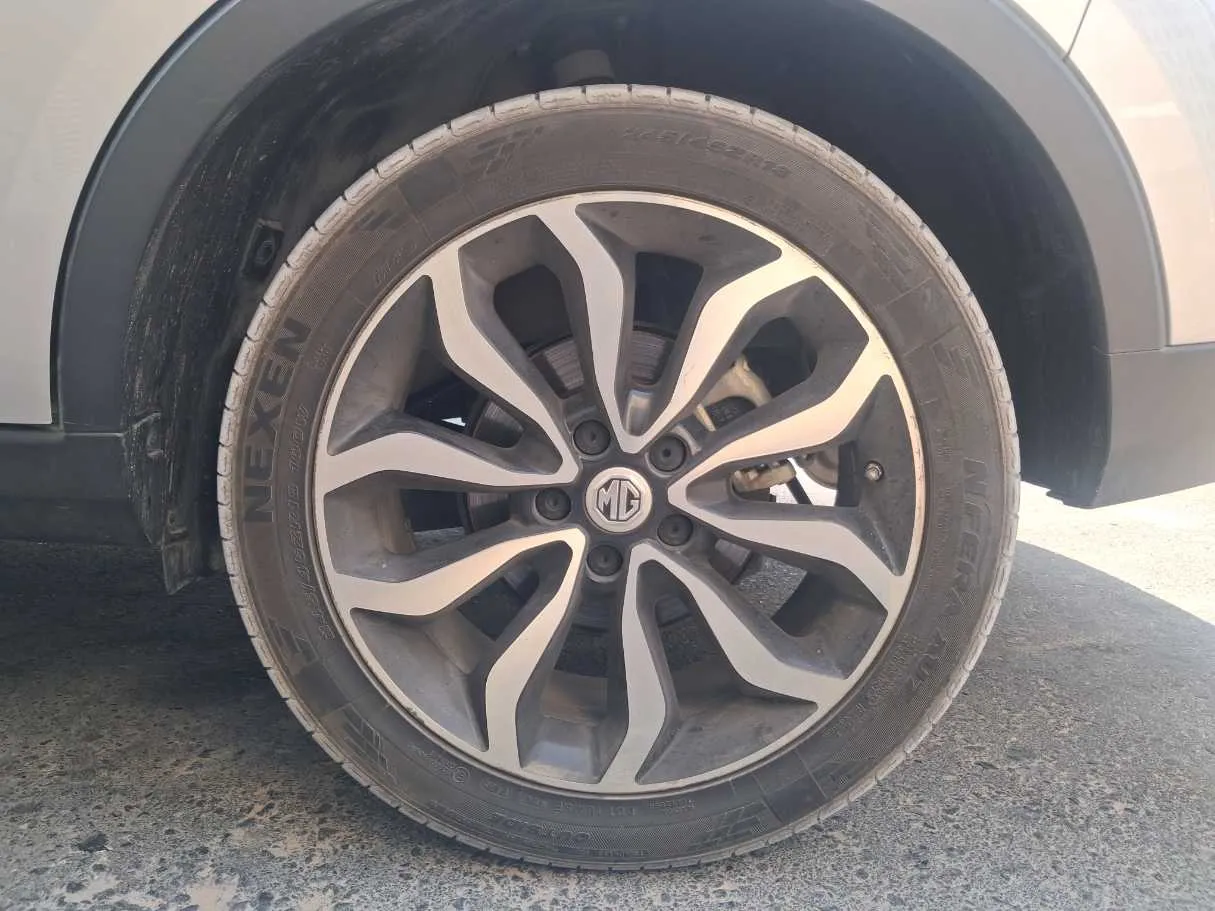 Car image 9