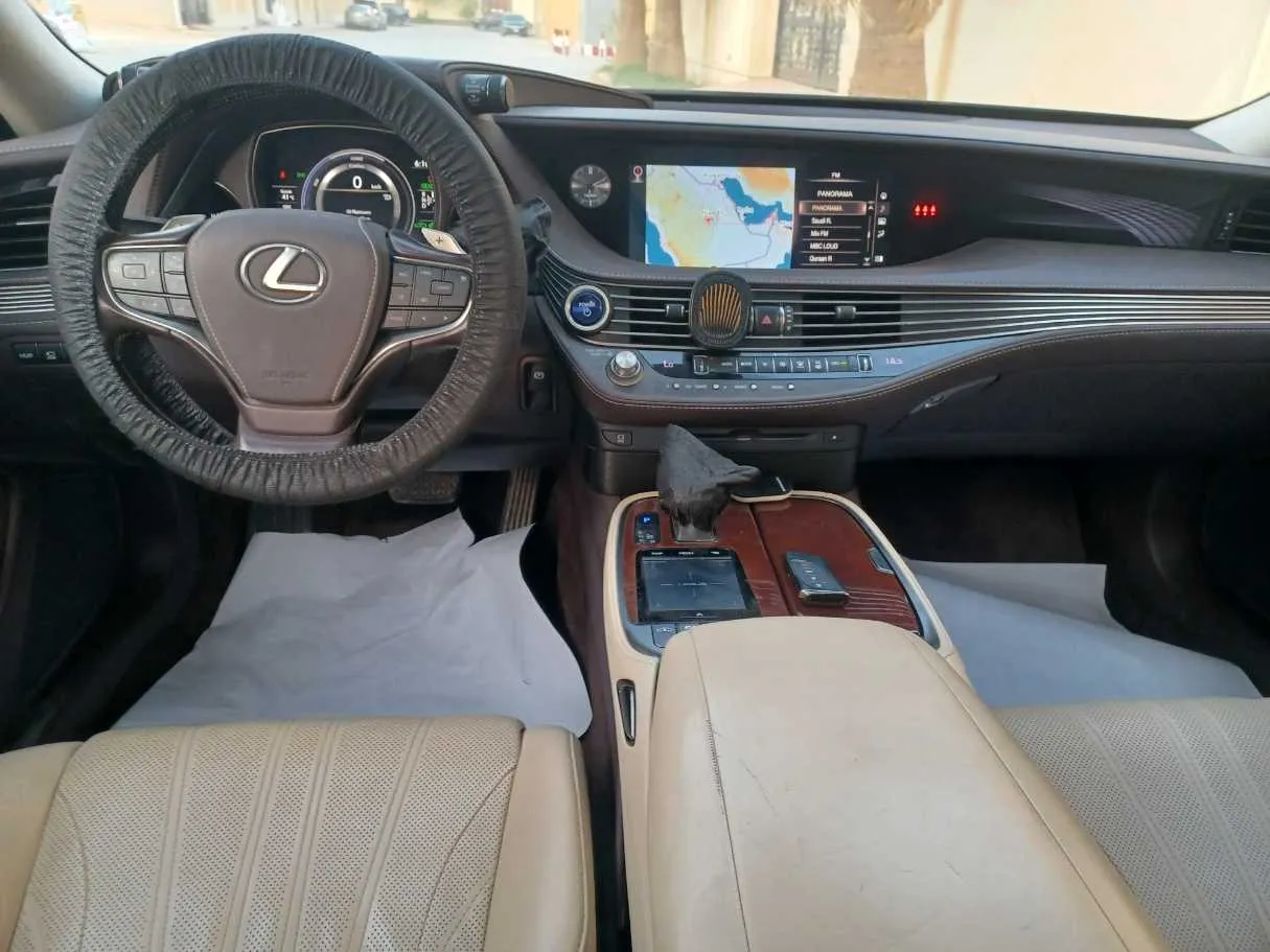 Car image 16