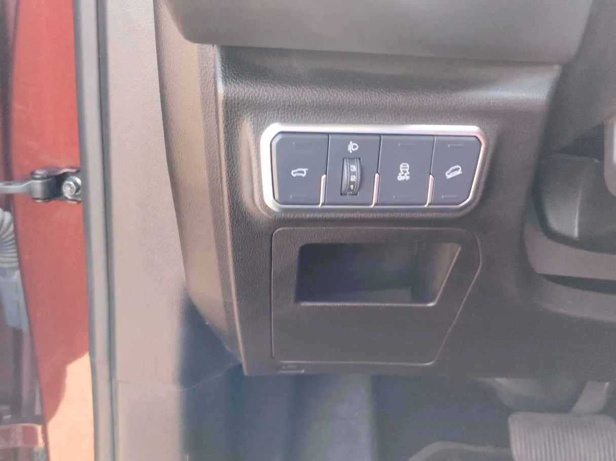 Car image 25