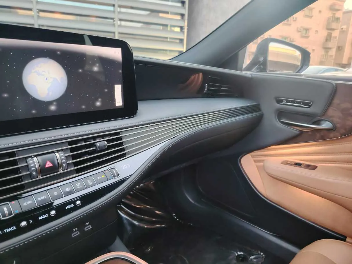 Car image 23