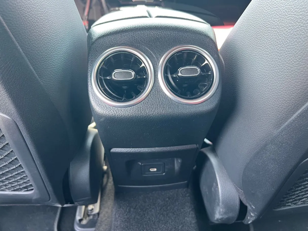 Car image 27