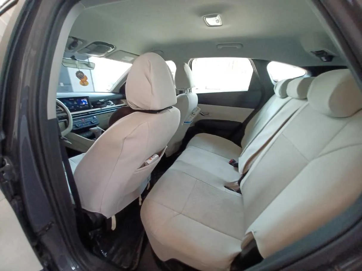 Car image 12