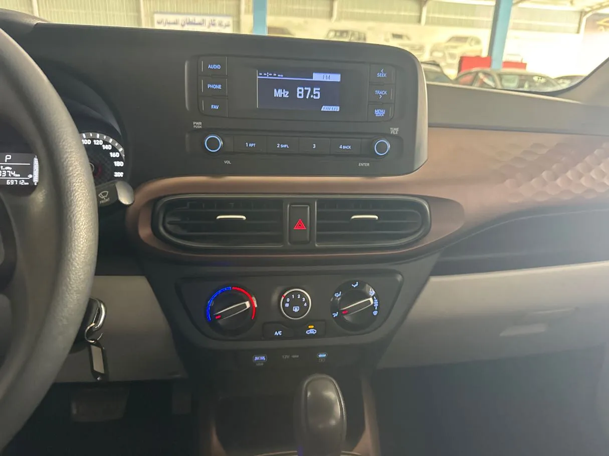 Car image 12