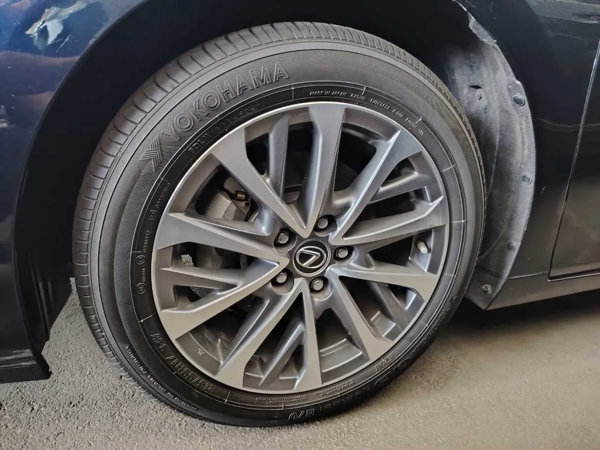 Car image 9