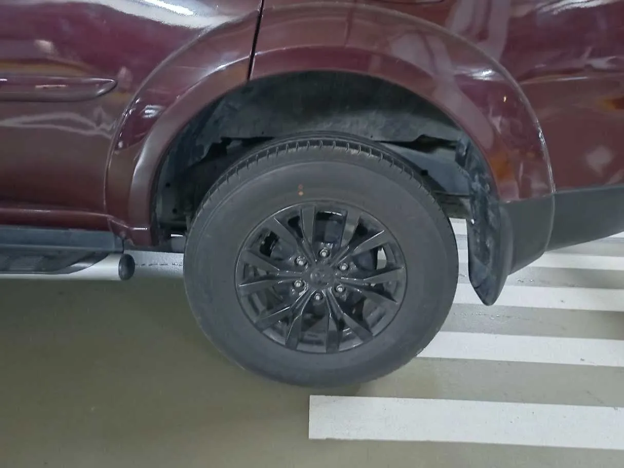 Car image 9