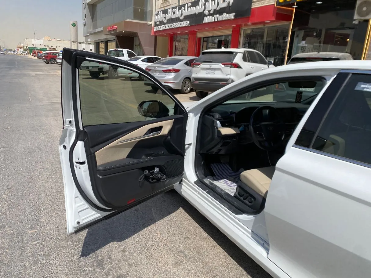 Car image 10