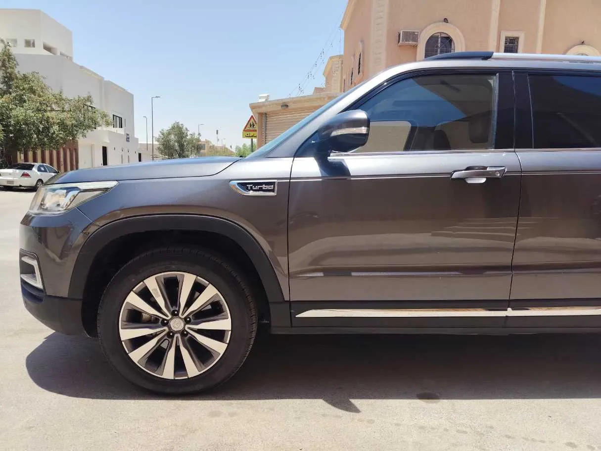 Car image 9