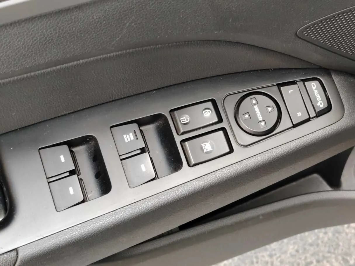 Car image 28