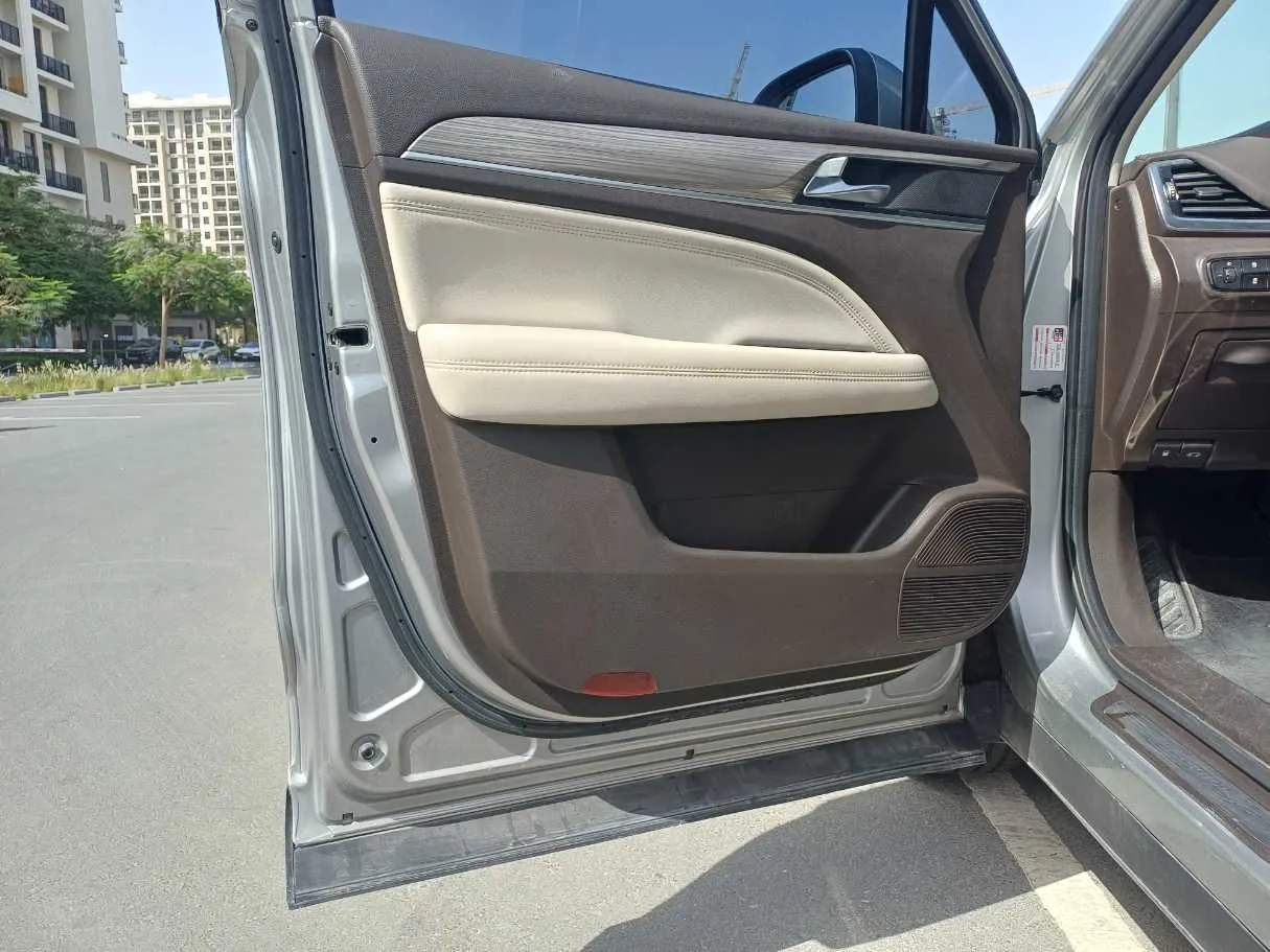 Car image 10