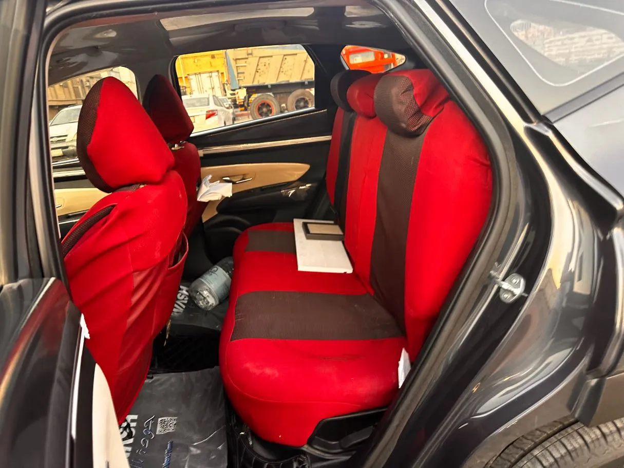 Car image 14