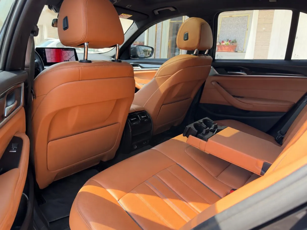 Car image 14