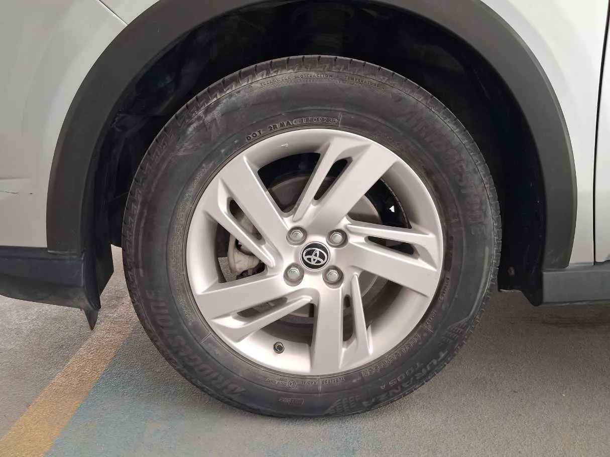 Car image 9