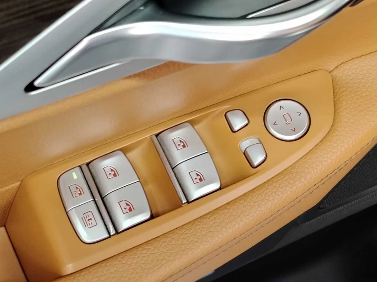 Car image 26