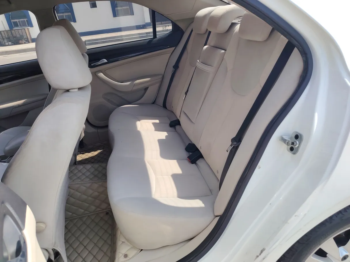 Car image 15