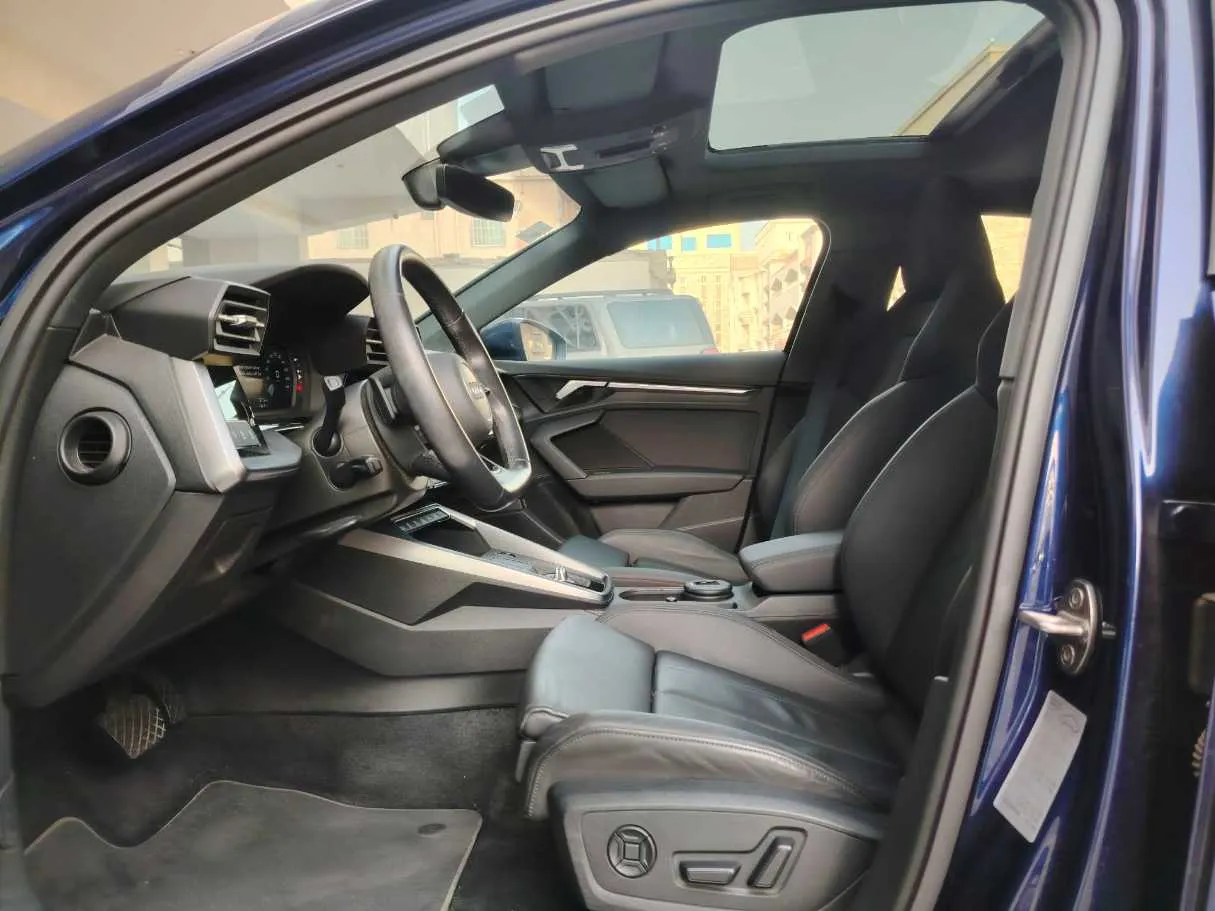 Car image 12